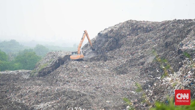 Tumpukan sampah di TPA Terjun di Medan menggunung hingga setinggi 50 meter hingga dikhawatirkan jadi masalah untuk lingkungan sekitar.