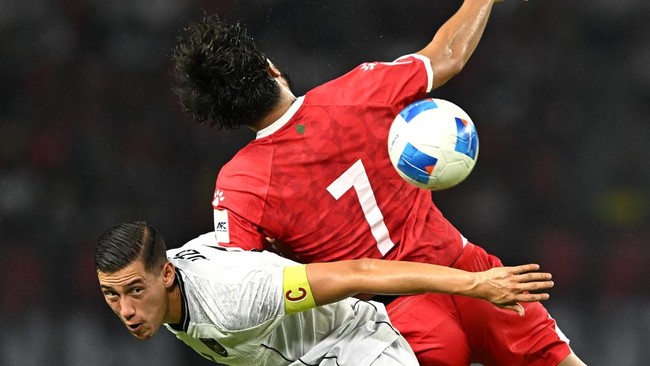 Kapten Timnas Indonesia Jay Idzes (kiri) berebut bola dengan pesepak bola Timnas Lebanon Kharim Darwich dalam FIFA Matchday di Stadion Gelora Bung Tomo, Surabaya, Jawa Timur, Senin (8/9/2025). Pertandingan berakhir imbang 0-0. ANTARA FOTO/Sigid Kurni