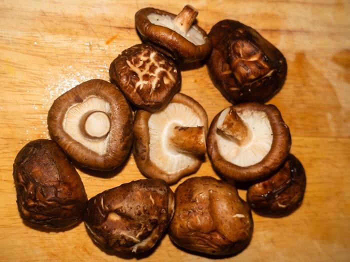 Jamur shiitake bukan cuma enak, tapi juga kaya nutrisi dan antioksidan. Jamur ini dipercaya bisa meningkatkan sistem kekebalan tubuh, sehingga cocok untuk menjaga tubuhmu tetap bugar.