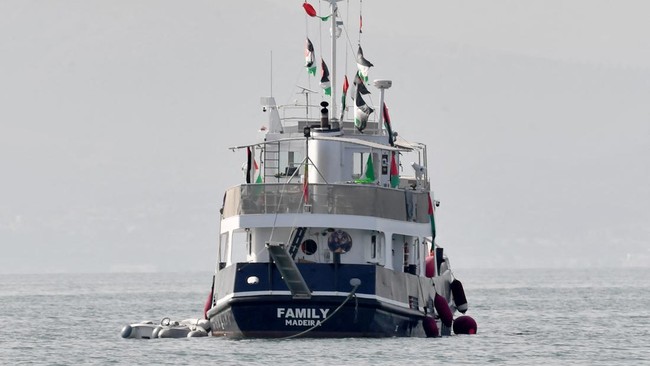 Salah satu kapal Global Sumud Flotilla (GSF) dihantam drone saat sedang berlabuh di Tunisia.
