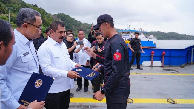 Menimipas Agus Serahkan SK Kenaikan Grade Tiga Petugas Nusakambangan Menteri Agus Andrianto serahkan SK kenaikan grade kepada tiga petugas Lapas Batu Nusakambangan sebagai nahkoda kapal, Diharapkan jadi motivasi pelayanan PRIMA.