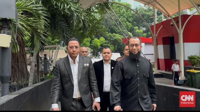 Ustaz Khalid Zeed Abdullah Basalamah menyambangi Gedung Merah Putih KPK untuk diperiksa sebagai saksi di kasus korupsi kuota haji.