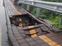 Diguyur Hujan Sejak Senin, Trotoar Jembatan Titi Sudamala Besakih Jebol Lagi