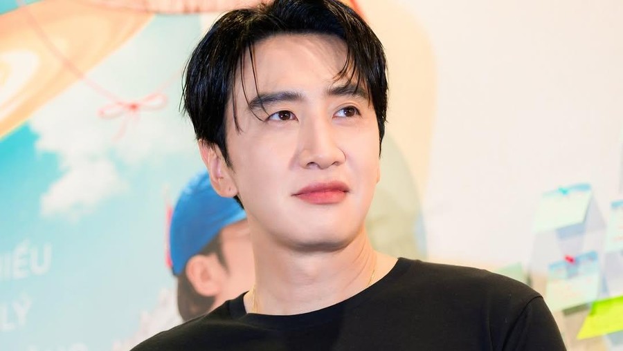 Lee Kwang Soo terlihat manglingi saat promosi film Love Barista di Vietnam&period;