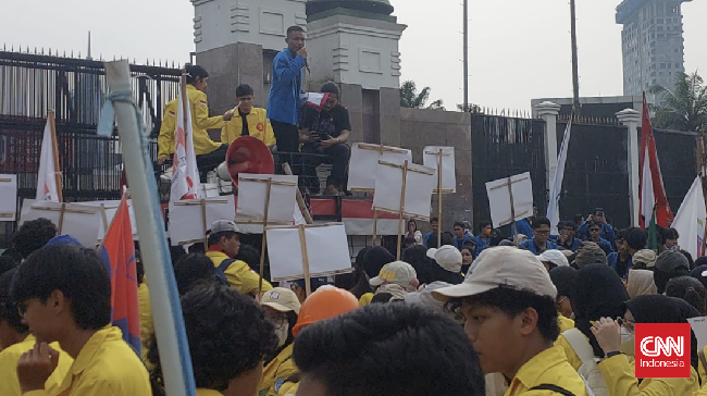 Ratusan mahasiswa dari sejumlah perguruan tinggi di Jabodetabek berunjuk rasa di depan Gedung DPR untuk menagih pemenuhan tuntutan 17+8.