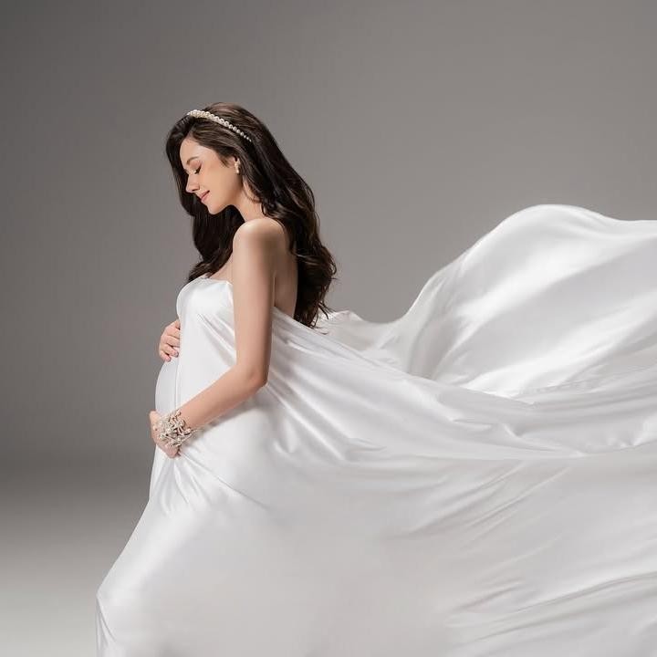 <p>Melalui unggahan foto maternity shoot ini, Vika secara khusus menuliskan caption menyentuh. Perempuan bernama lengkap Viktoriya Kolesnaya ini tampaknya sudah tak sabar untuk menanti kehadiran anak pertamanya dengan Billy. "<em>Our little family</em> (keluarga kecil kami)," tulisnya. (Foto: @riomotretofficial via Instagram @vika.kolesnaya)</p>