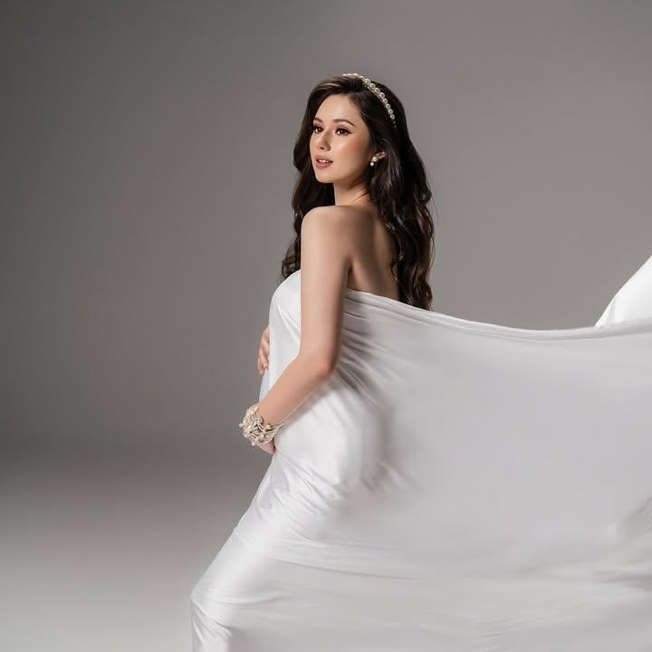 <p>Vika tampil cantik mengenakan gaun putih tanpa alas kaki dan dengan riasan flawless serta rambut panjang yang ditata model wavy hair. Dalam maternity shoot ini, Vika juga tak lupa untuk memamerkan baby bump kehamilannya yang sudah terlihat besar. (Foto: @riomotretofficial via Instagram @vika.kolesnaya)</p>