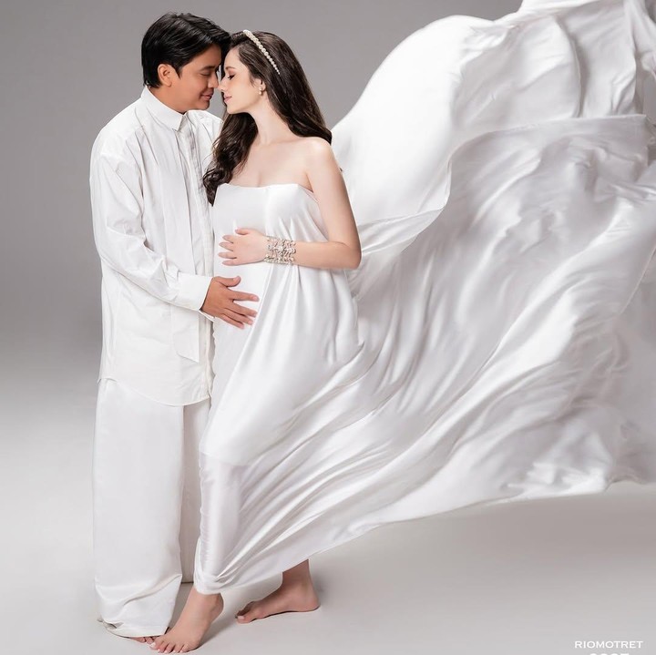 <p>Di foto lainnya, Vika mengabadikan momen kehamilan pertama ini bersama sang suami Billy Syahputra. Di maternity shoot ini, Billy juga terlihat mengenakan baju berwarna putih dan tanpa alas kaki. (Foto: @riomotretofficial via Instagram @vika.kolesnaya)</p>