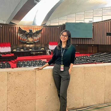 Ngaku Tak Digaji, Ini 7 Potret Mayang Lucyana Saat Magang di DPR RI Disorot