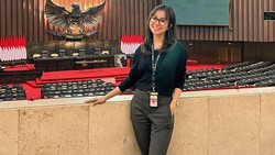 Ngaku Tak Digaji, Ini 7 Potret Mayang Lucyana Saat Magang di DPR RI Disorot