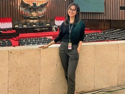Ngaku Tak Digaji, Ini 7 Potret Mayang Lucyana Saat Magang di DPR RI Disorot
