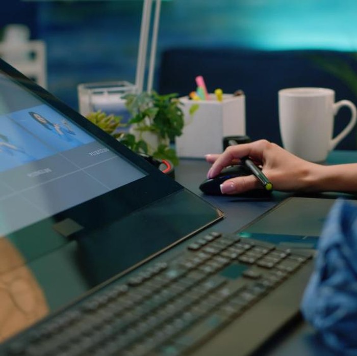 Beberapa tahun terakhir, undangan digital makin banyak digunakan. Nah, jika kamu memiliki keterampilan desain, sepertinya ide satu ini bisa dijadikan bisnis rumahan yang cukup menjanjikan. Kamu cukup sediakan laptop, aplikasi desain, sosial media dan internet.