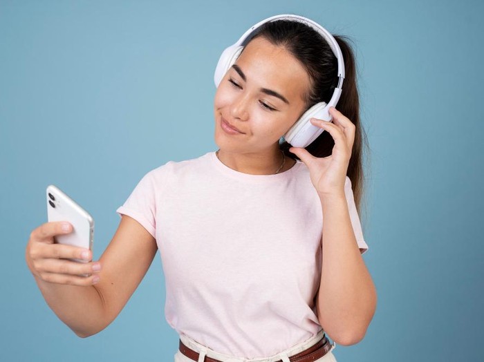 Memutar playlist favorit bisa langsung menghadirkan suasana liburan tanpa harus ke mana-mana, karena musik mampu membangkitkan memori dan perasaan bahagia. Dengan alunan lagu yang tepat, rumah pun bisa terasa seperti pantai, kafe estetik, atau bahkan destinasi impian.