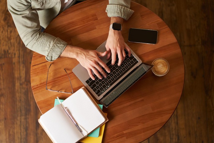 Kamu bisa menjadi freelancer dengan menawarkan jasa menulis untuk berbagai kebutuhan, mulai dari penulis konten, penulis skrip youtube, hingga copywriter.