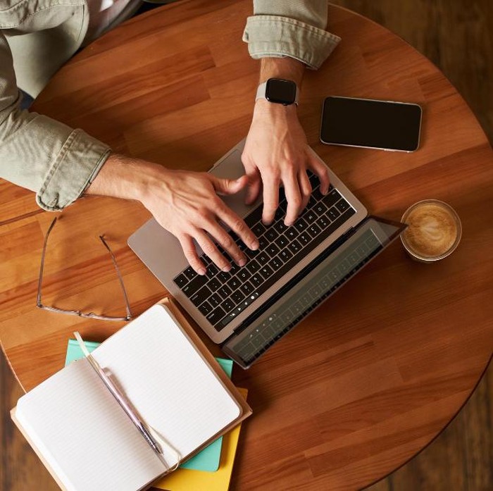 Kamu bisa menjadi freelancer dengan menawarkan jasa menulis untuk berbagai kebutuhan, mulai dari penulis konten, penulis skrip youtube, hingga copywriter.