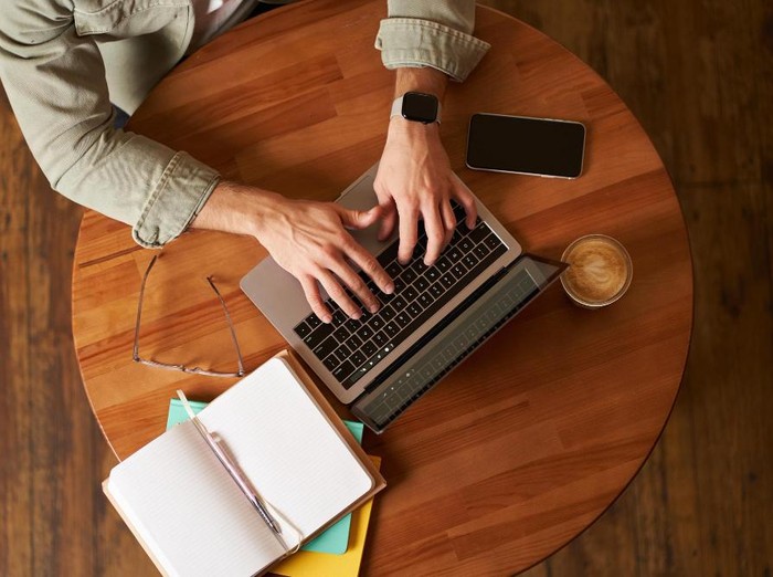 Kamu bisa menjadi freelancer dengan menawarkan jasa menulis untuk berbagai kebutuhan, mulai dari penulis konten, penulis skrip youtube, hingga copywriter.