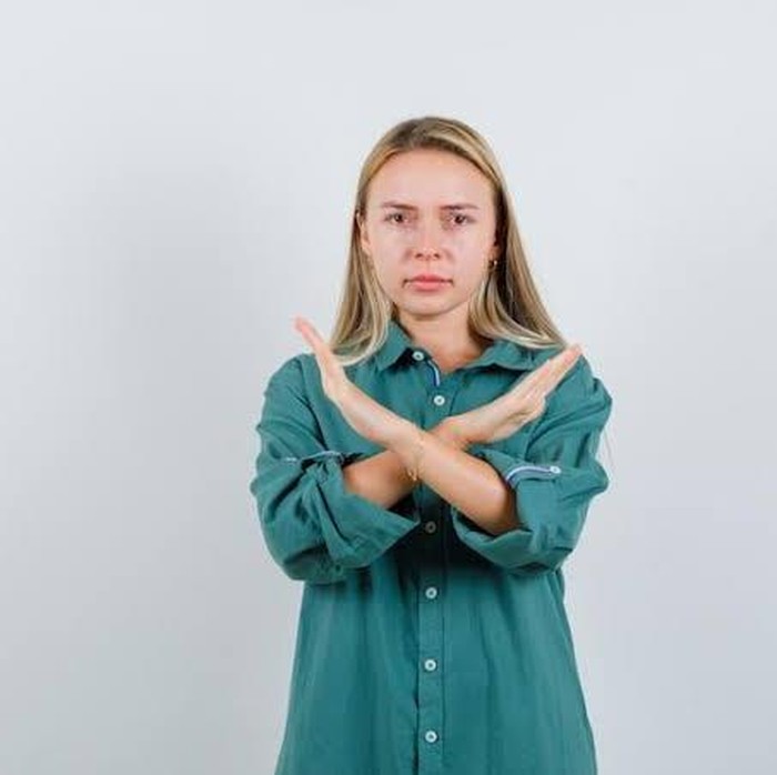 Mengabaikan nasihat teman atau keluarga adalah tanda perempuan tenggelam dalam hubungan yang sudah tak seimbang.