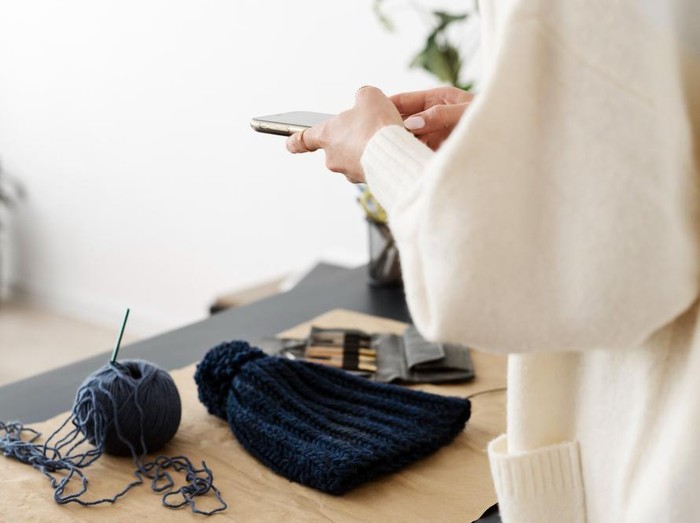 Bagi yang memiliki jiwa seni dan suka berkreasi, membuat barang handmade atau DIY, bisa jadi salah satu ide untuk membuat bisnis rumahan. Kamu tinggal pilih barang seperti apa yang bisa kamu buat dan percaya diri untuk dipasarkan.