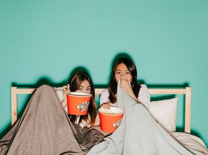 Movie night di rumah bisa jadi momen seru yang bikin suasana serasa liburan, apalagi kalau ditambah camilan favorit dan pencahayaan cozy. Dengan memilih film bertema perjalanan atau petualangan, kamu bisa seolah 