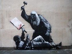 Banksy Bikin Ulah Lagi, Mural Hakim Pukul Demonstran Tuai Kontroversi