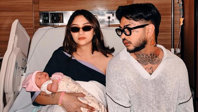5 Potret Janeera Putri Cantik Beby dan Onadio Leonardo yang Baru Lahir