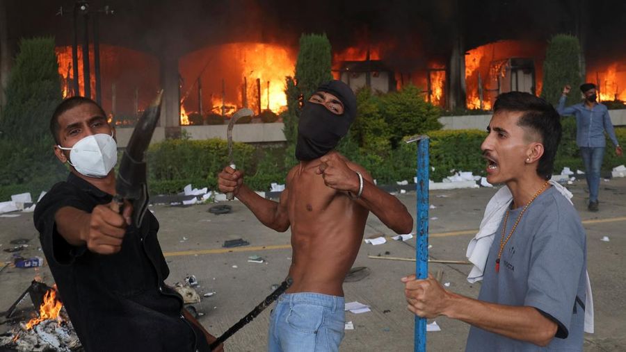 Para demonstran merayakan setelah memasuki kompleks Parlemen selama protes terhadap pembunuhan 19 orang pada hari Senin setelah protes antikorupsi yang dipicu oleh larangan media sosial, yang kemudian dicabut, selama jam malam di Kathmandu, Nepal, 9 September 2025. (REUTERS/Adnan Abidi)