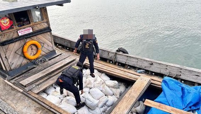 KM Maju Berkembang berisi 20 ton pasir timah selundupan ke Thailand dicegat Bea Cukai Batam di perairan Natuna Utara.
