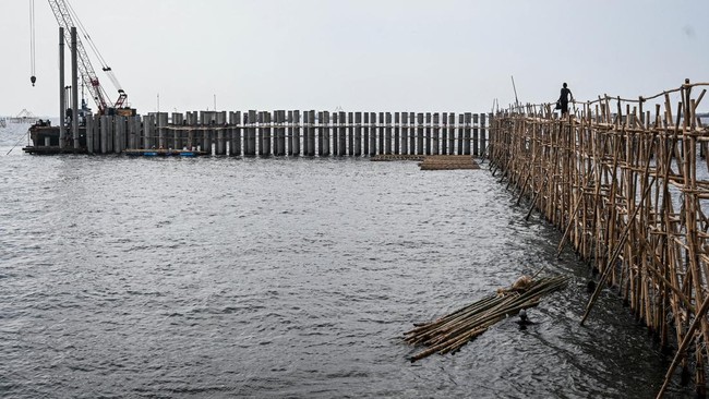 Bukan Giant Sea Wall KKP buka suara soal tanggul beton di Laut Cilincing yang disbeut menghalangi akses nelayan.