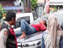 Pemotor Thunder Tabrak Mobil Kijang dari Arah Berlawanan di Depok