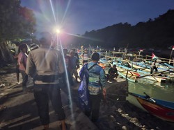 Perahu Mati Mesin, Empat Nelayan Garut Terombang-ambing di Laut