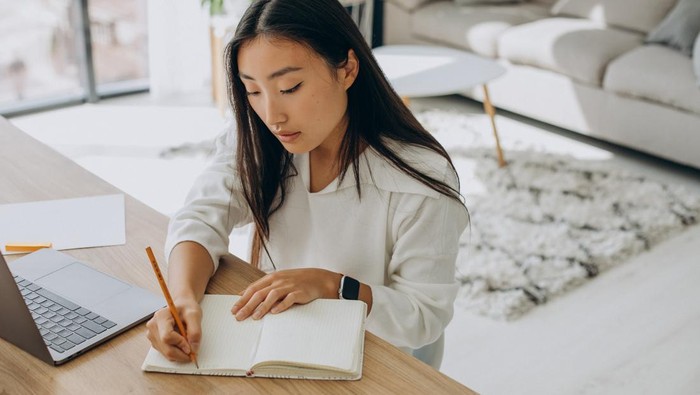 Orang yang benar-benar pintar punya rasa ingin tahu tinggi. Sebaliknya, jika hanya pura-pura, mereka tidak akan menunjukkan sifat itu.