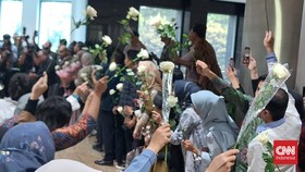Ribuan Tangkai Bunga Iringi Perpisahan Sri Mulyani-Pegawai Kemenkeu