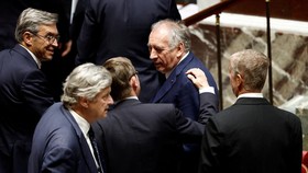 FOTO: Tensi Tinggi Parlemen Prancis Lengserkan PM Francois Bayrou