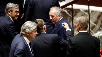 FOTO: Tensi Tinggi Parlemen Prancis Lengserkan PM Francois Bayrou