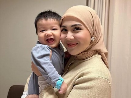 5 Potret Danish Anak Bungsu Kesha Ratuliu Sunat di Usia 4 Bulan, Ekspresinya Curi Perhatian