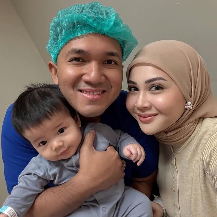 <p>Lewat unggahannya di Instagram, Kesha cerita kalau keputusannya untuk sunat sang putra saat masih bayi diambil bukan tanpa alasan. Danish mengalami phimosis, yaitu kondisi di mana kulit kulup menempel dan sulit ditarik ke belakang. Kalau dibiarkan, bisa bikin Si Kecil kurang nyaman bahkan berisiko infeksi. (Foto: Instagram @kesharatuliu05)</p>