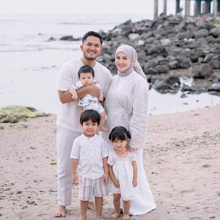 <p>Kesha Ratuliu dan sang suami, Adhi Permana Putra, kini telah dikaruniai tiga anak. Ada si sulung Qwenzy Kalandra Putra Permana, kemudian Aisha Kaluna Letecia, dan yang si bungsu Danish Danendra Putra Permana. Belum lama ini, Danish menjalani prosesi sunat di usianya yang baru menginjak 4 bulan, Bunda. (Foto: Instagram @kesharatuliu05)</p>