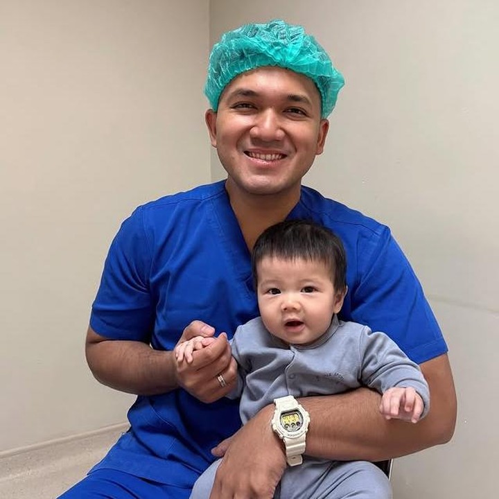 <p>Selama proses sunatnya Danish terlihat sangat tenang, Bunda. Digendong Ayah Adhi, Danish keliatan anteng dan sesekali tersenyum. Banyak netizen ikutan salut dan bilang kalau Danish itu bayi yang <em>strong</em>! (Foto: Instagram @kesharatuliu05)</p>