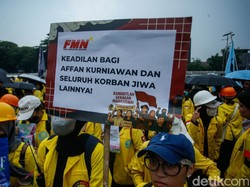 Ratusan Mahasiswa Desak 17+8 Tuntutan Rakyat Dipenuhi di Gedung DPR