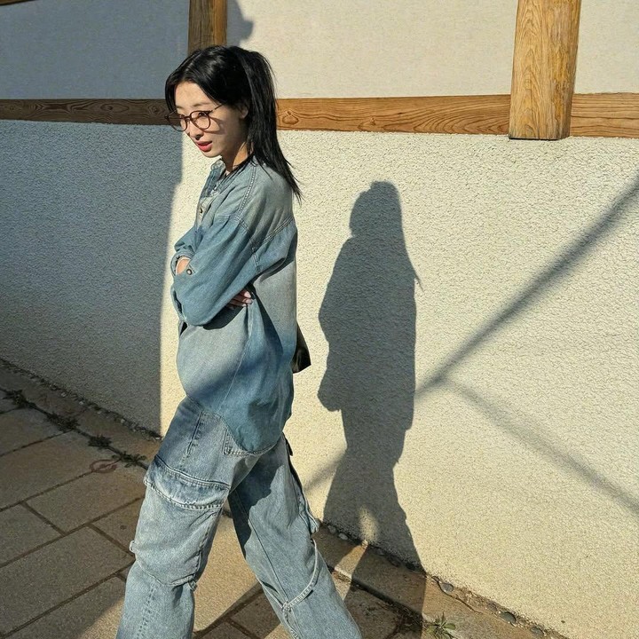 <p>Namanya mulai mencuri perhatian publik setelah berperan sebagai Myung Ja-Eun dalam drama <em>Pyramid Game</em> (2024). Selain karena akting, artis satu ini berhasil menarik penggemar lewat pesonanya yang menawan.&nbsp;(Foto: Instagram@rxudain)</p>