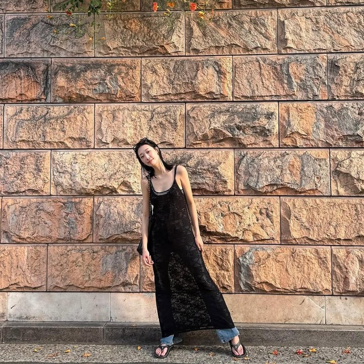 <p>Gaya berpakaian Ryu Da In sering kali terlihat simpel, tetapi tetap <em>fashionable.</em> Misalnya saja seperti foto berikut ini, ia tampil mengenakan <em>dress</em> panjang tanpa lengan berwarna hitam dan celana jeans.&nbsp;(Foto: Instagram@rxudain)</p>