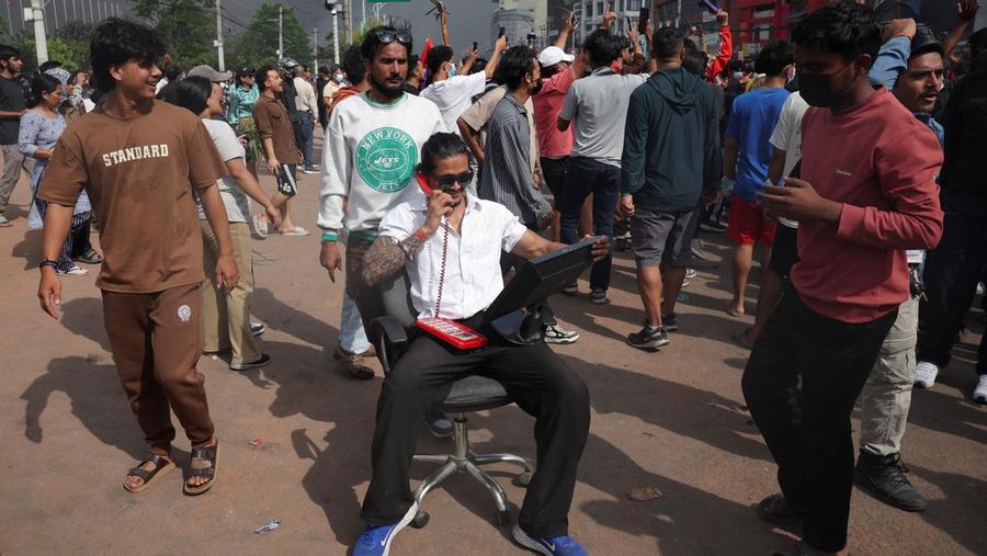Para demonstran merayakan setelah memasuki kompleks Parlemen selama protes terhadap pembunuhan 19 orang pada hari Senin setelah protes antikorupsi yang dipicu oleh larangan media sosial, yang kemudian dicabut, selama jam malam di Kathmandu, Nepal, 9 September 2025. (REUTERS/Adnan Abidi)