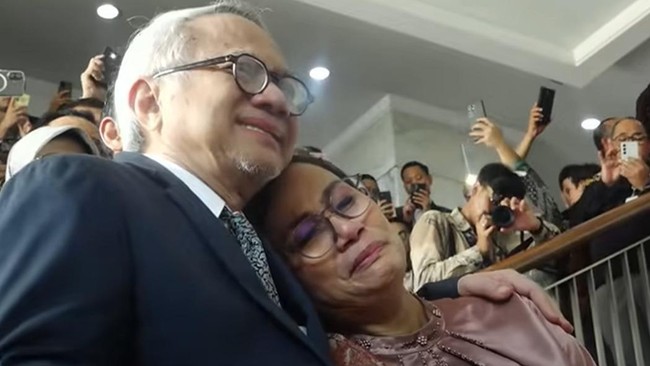 Sri Mulyani menangis usai melepas jabatan menteri keuangan (menkeu) dan berpisah dengan para aparatur sipil negara (ASN) di Kemenkeu.