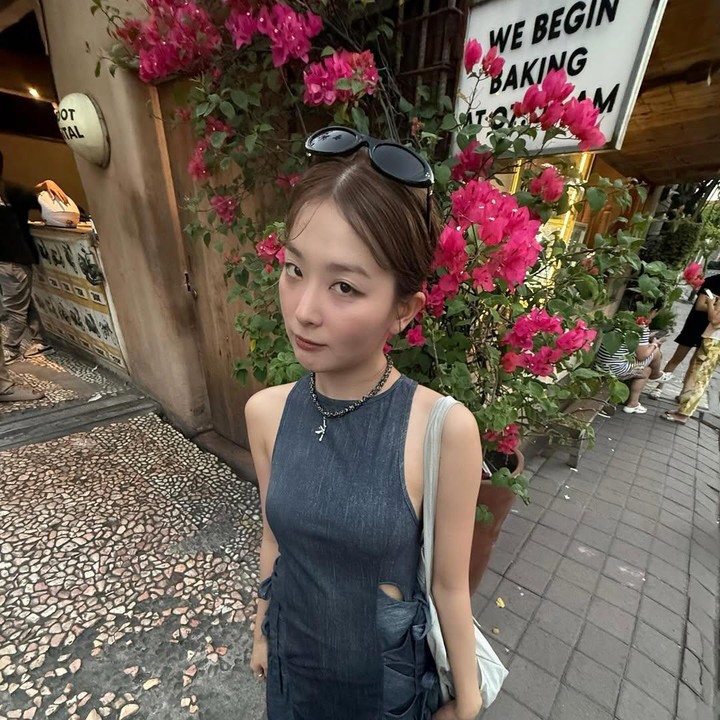 <p>Bukan rahasia umum lagi bahwa banyak artis mancanegara yang memilih Bali sebagai destinasi liburan mereka, terutama di musim panas. Salah satu artis yang belum lama ini berkunjung ke pulau tersebut adalah Seulgi RED VELVET. (Foto: Instagram@hi_sseulgi)</p>