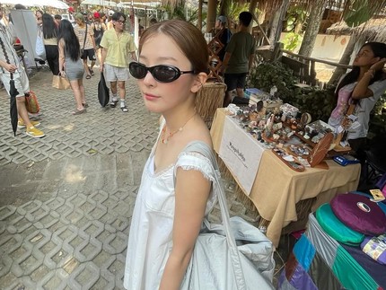 5 Potret Outfit Seulgi RED VELVET saat Liburan di Bali