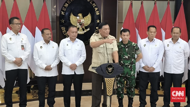 Resmi Jabat Menko Polkam Ad Interim, Sjafrie Ungkap Arahan Prabowo Menko Polkam ad interim Sjafrie Sjamsoeddin mengungkap arahan dari Prabowo Subianto untuk melakukan revitalisasi organisasi di Kementerian Koordinator Polkam.