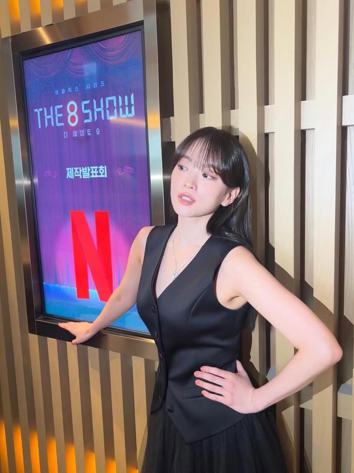 Sleek and bold! Perempuan kelahiran 1987 ini, tampil elegan dengan vest hitam berbahan satin yang dipadukan dengan rok hitam flowy membuatnya tampil chic sekaligus feminin./ Foto: Instagram.com/thousand_wooo