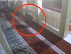 Detik-detik OTK Berkerudung di Makassar Bakar Lemari Masjid Lalu Kabur