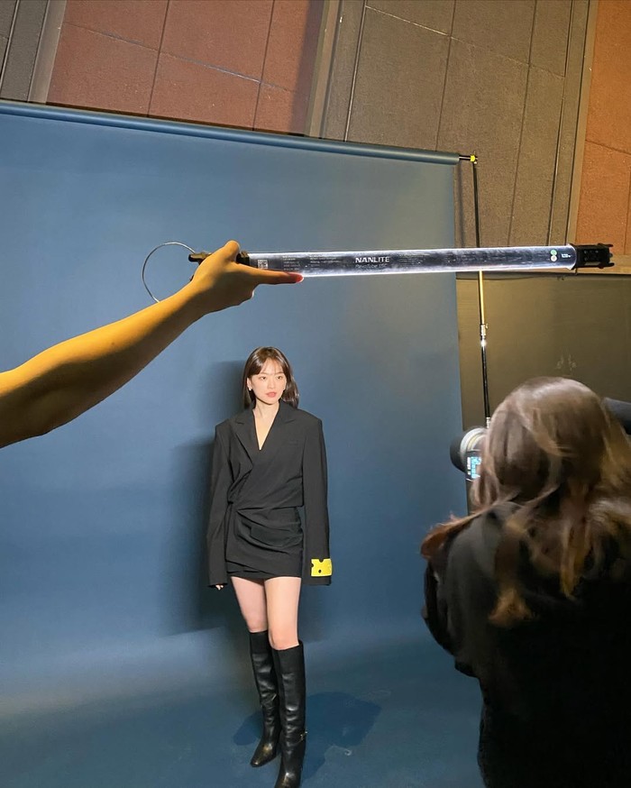 Terlihat powerful dan chic abis, ia menggunakan oversize blazer yang terlihat seperti dress dan memadukannya lagi dengan mini skirt. Tidak lupa, ia juga menambahkan long boots sebagai statement./ Foto: Instagram.com/thousand_wooo