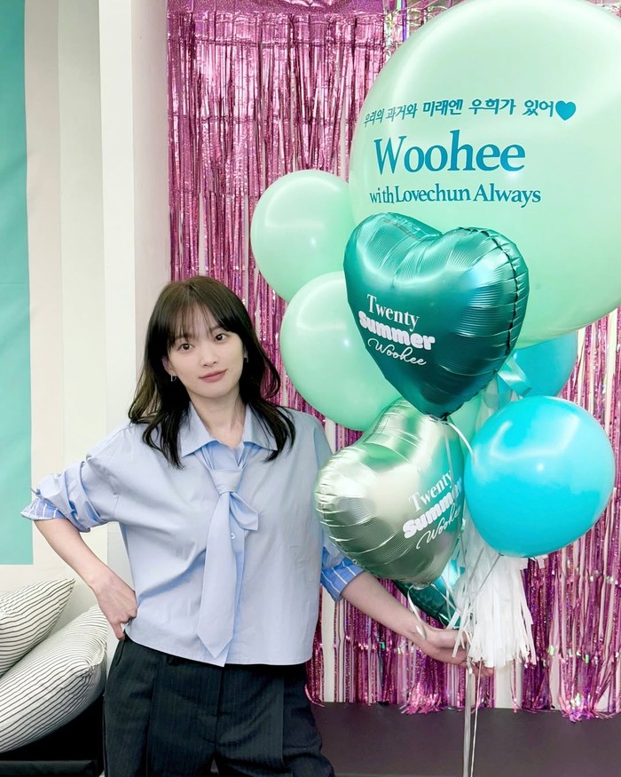 Tetap cute dengan kemeja biru muda dengan detail dasi di bagian depan, ia juga memadukannya dengan wide pants beraksen stripe yang membuat look-nya kali ini terlihat fresh./ Foto: Instagram.com/thousand_wooo